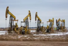 Oil Rises on Russia Sanctions Fears; Oversupply Worries Cap Gains