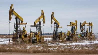 Oil Rises on Russia Sanctions Fears; Oversupply Worries Cap Gains